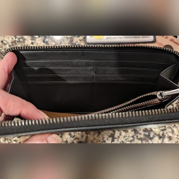 COACH - Accordion Wallet 🖤 - Picture 4 of 9
